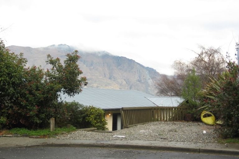 Photo of property in 12 Caples Place, Fernhill, Queenstown, 9300