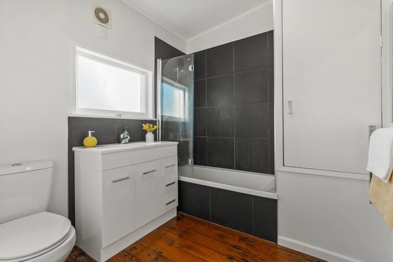 Photo of property in 21 Islington Avenue, New Lynn, Auckland, 0600