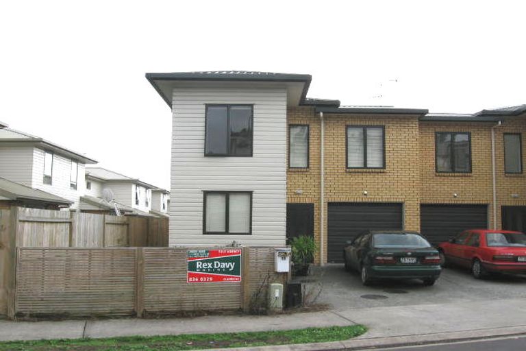 Photo of property in 15 Verdale Circle, Glen Eden, Auckland, 0602