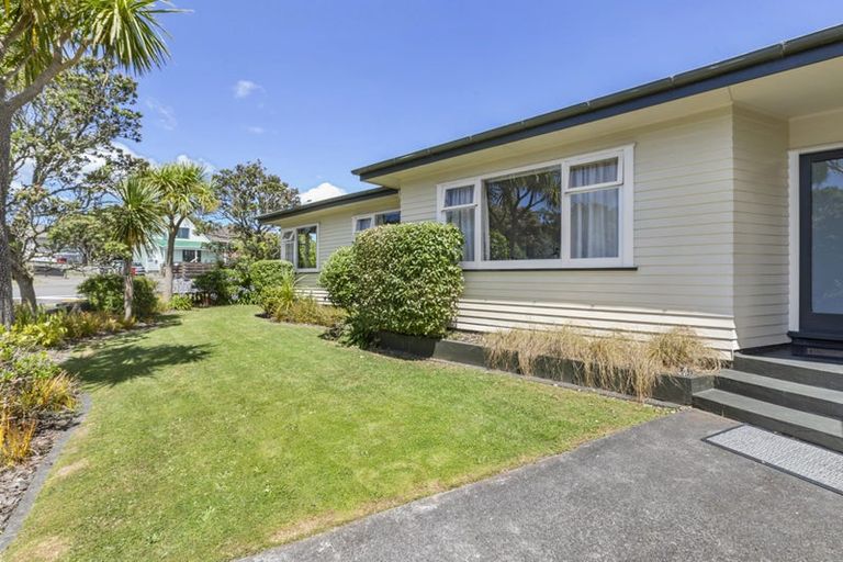 Photo of property in 1 Pinkerton Grove, Newlands, Wellington, 6037