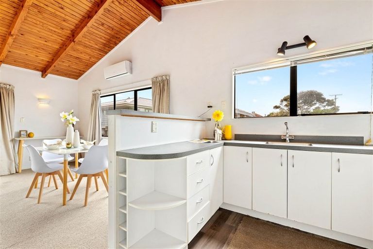 Photo of property in 2a Rixon Place, Te Atatu Peninsula, Auckland, 0610