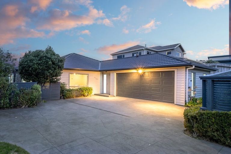 Photo of property in 5 Tongariro Drive, Aotea, Porirua, 5024
