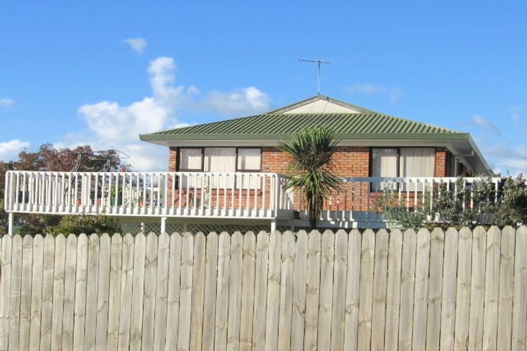 Photo of property in 2/4 Rakaia Rise, Clover Park, Auckland, 2019