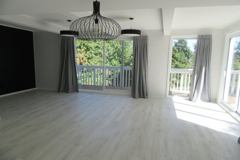 Photo of property in 12 Vista Crescent, Maoribank, Upper Hutt, 5018