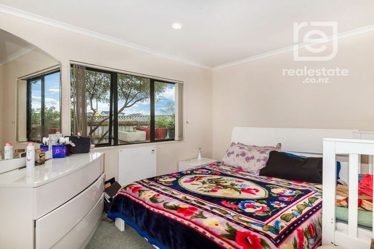 Photo of property in 2 Saralee Drive, Manurewa, Auckland, 2105