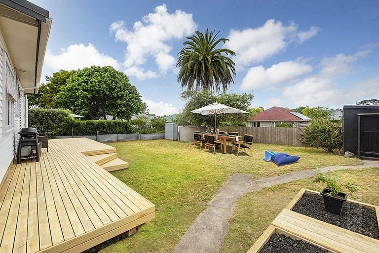 Photo of property in 16 Great North Road, Riverhead, 0820