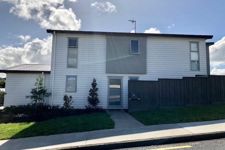 Photo of property in 1a Pavola Grove, Glenfield, Auckland, 0629