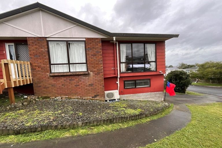 Photo of property in 13 Kearney Place, Massey, Auckland, 0614