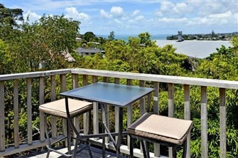 Photo of property in 1/552 Beach Road, Rothesay Bay, Auckland, 0630