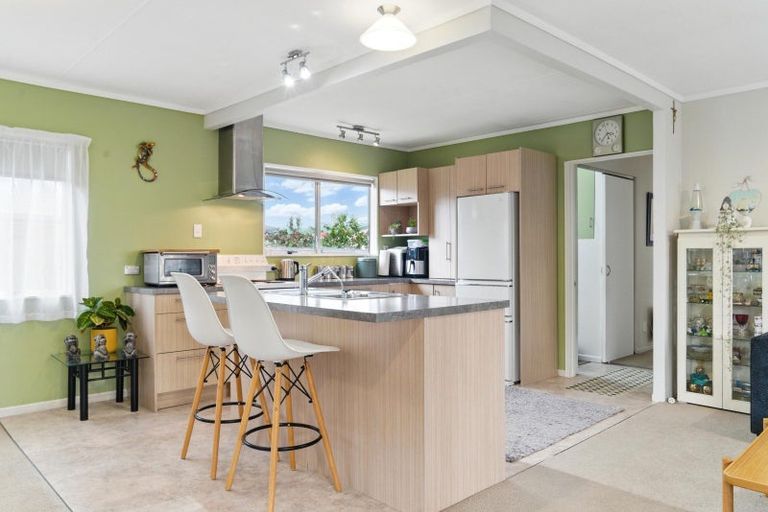 Photo of property in 2 Kirkpatrick Place, Papamoa Beach, Papamoa, 3118