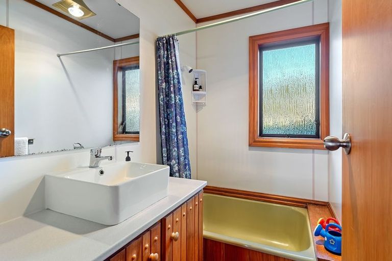 Photo of property in 11 Waiheke Street, Waikanae Beach, Waikanae, 5036