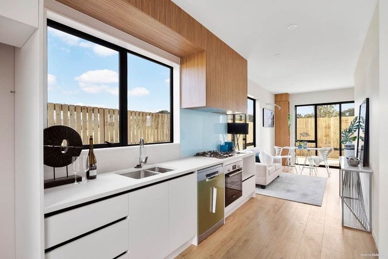 Photo of property in 1/3226 Great North Road, New Lynn, Auckland, 0600