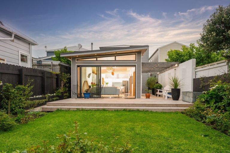 Photo of property in 35 Queen Street, Mount Victoria, Wellington, 6011