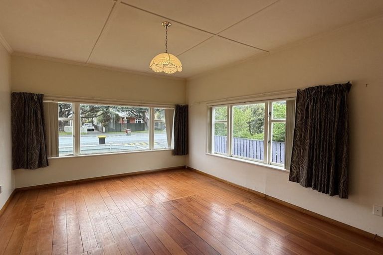 Photo of property in 187 The Parade, Island Bay, Wellington, 6023