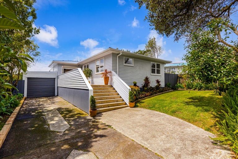 Photo of property in 18 Taioma Crescent, Te Atatu Peninsula, Auckland, 0610