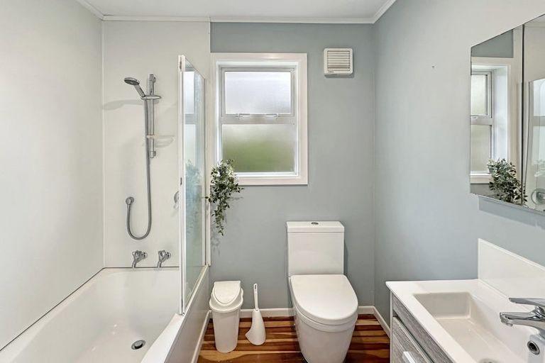 Photo of property in 6 Salford Street, Newlands, Wellington, 6037