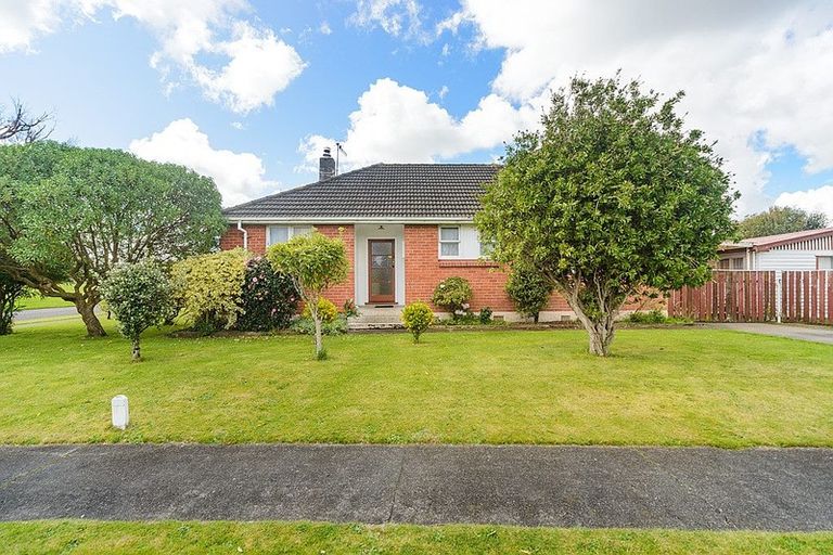 Photo of property in 60 Exeter Crescent, Takaro, Palmerston North, 4412