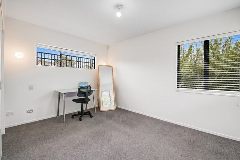 Photo of property in 2/20 Tawavale Crescent, Totara Vale, Auckland, 0629