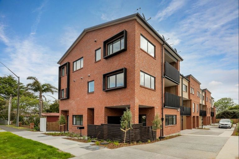 Photo of property in 3/500 Te Atatu Road, Te Atatu Peninsula, Auckland, 0610