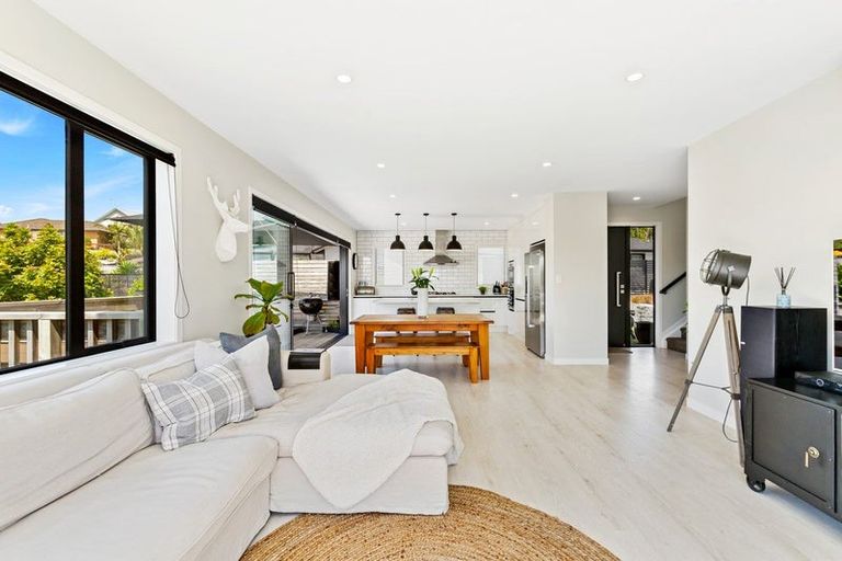 Photo of property in 7 Nerehana Place, Red Beach, 0932