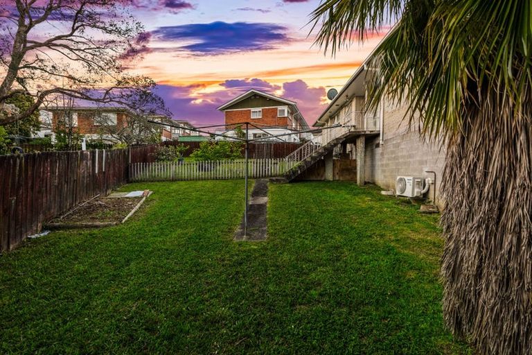 Photo of property in 1/32 Rosewarne Crescent, Glendene, Auckland, 0602