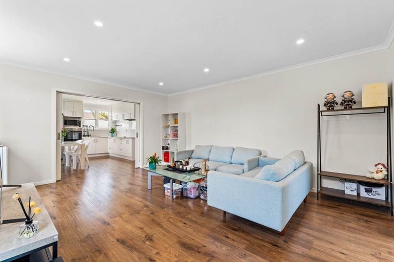 Photo of property in 37 Queen Mary Avenue, New Lynn, Auckland, 0600