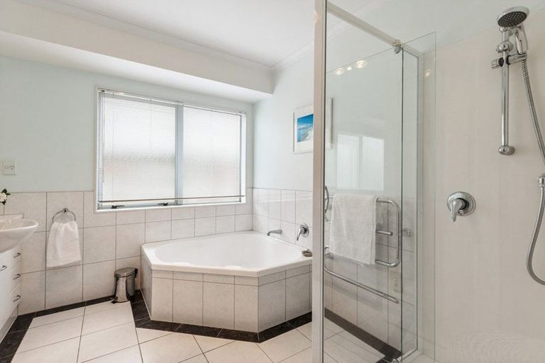 Photo of property in 2 Landing Drive, Albany, Auckland, 0632