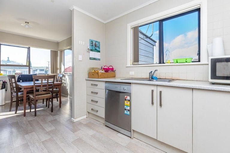 Photo of property in 2/40 Churchill Avenue, Manurewa, Auckland, 2102