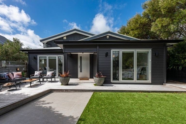 Photo of property in 116 Nevay Road, Karaka Bays, Wellington, 6022