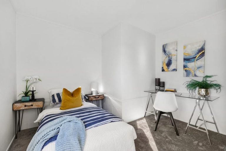 Photo of property in 1/27 Shanaway Rise, Hillcrest, Auckland, 0627