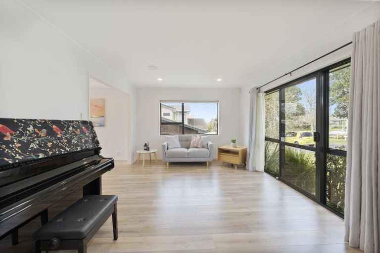 Photo of property in 14 Rhinevale Close, Henderson, Auckland, 0612