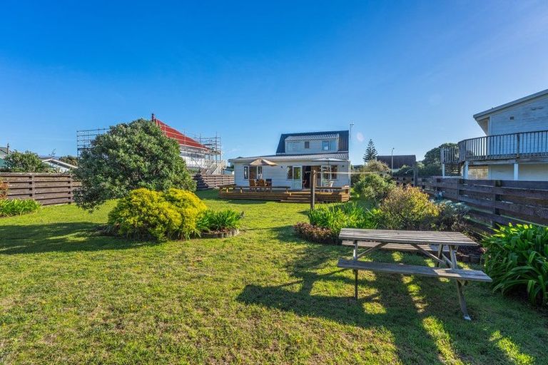 Photo of property in 114 Field Way, Waikanae Beach, Waikanae, 5036