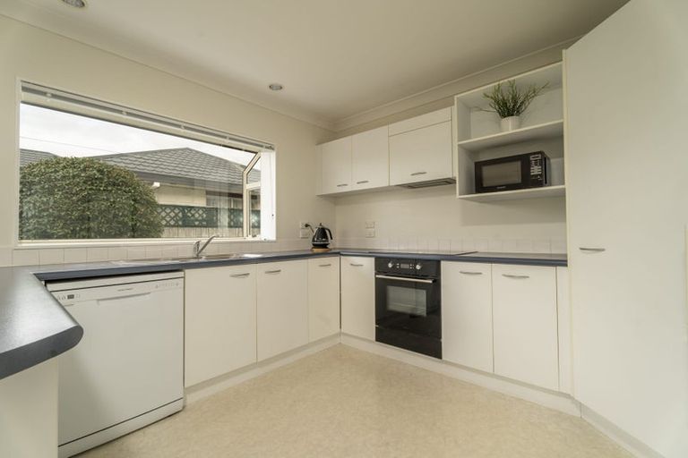 Photo of property in 17 Crown Hill, Paraparaumu, 5032