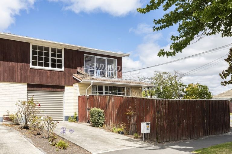 Photo of property in 19 Brookby Crescent, Avonhead, Christchurch, 8042