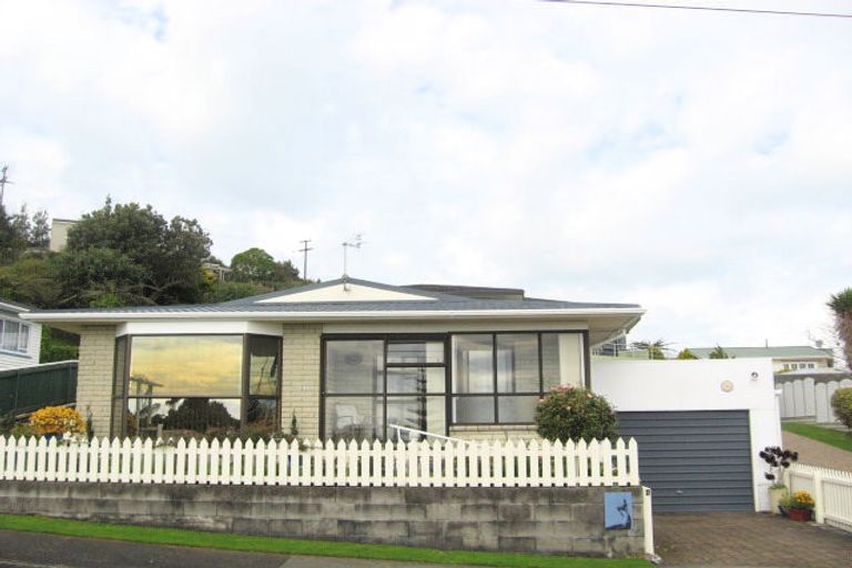 Photo of property in 4 Mount View Place, Spotswood, New Plymouth, 4310