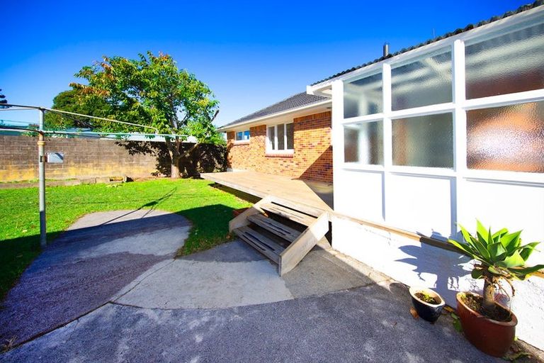 Photo of property in 3 Roby Street, Te Atatu Peninsula, Auckland, 0610