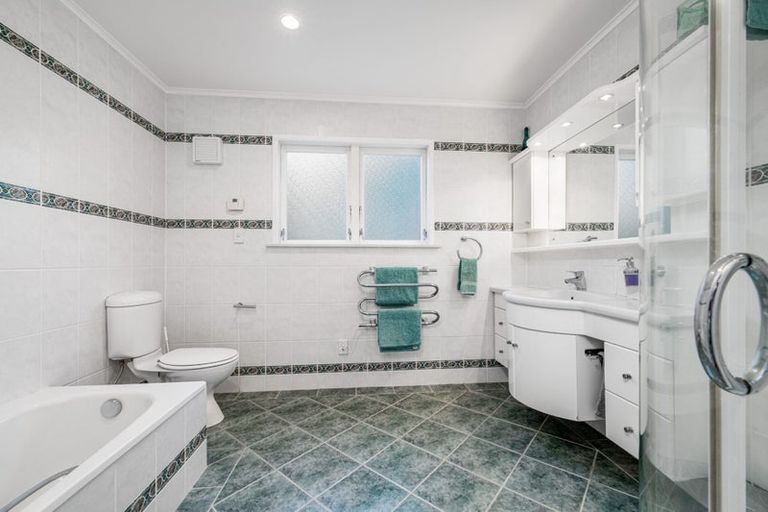 Photo of property in 32 Deane Avenue, Titirangi, Auckland, 0604