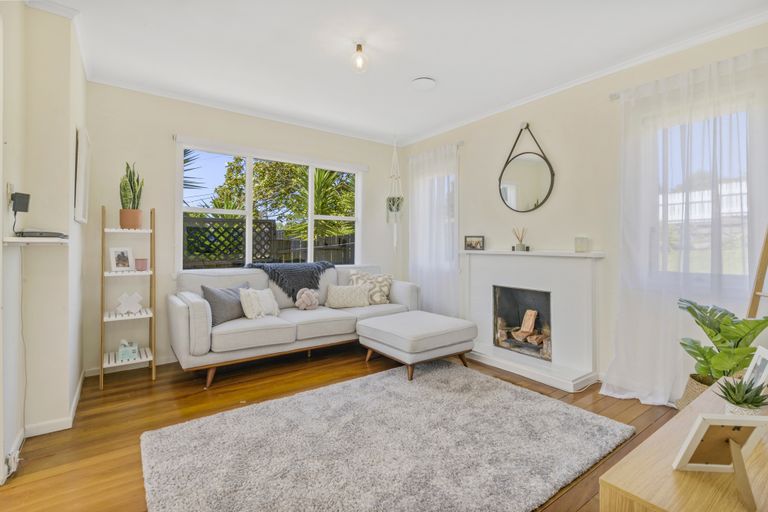 Photo of property in 47 Rua Road, Glen Eden, Auckland, 0602