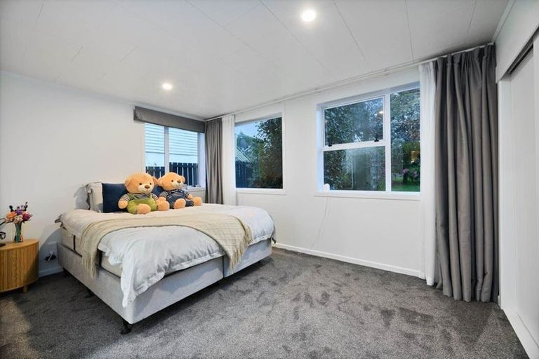 Photo of property in 37 Roberts Road, Te Atatu South, Auckland, 0610