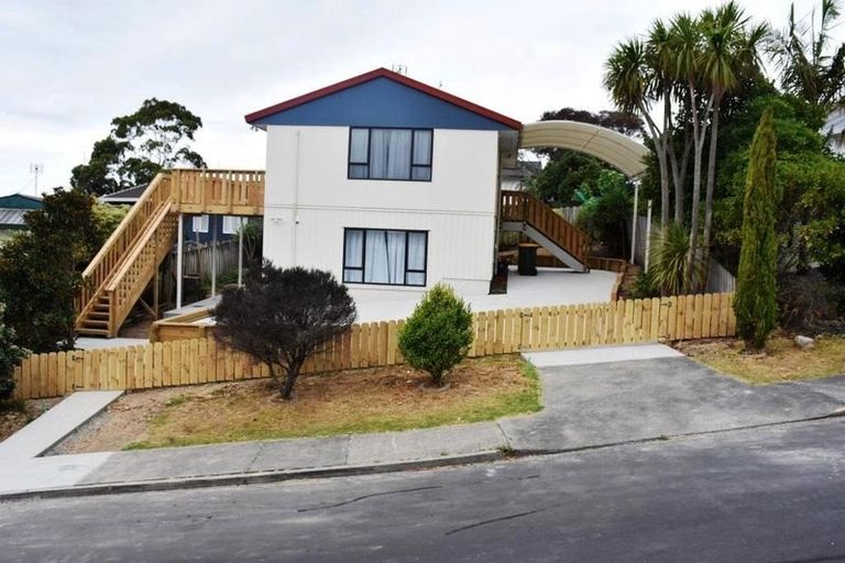 Photo of property in 1/2 Grenadine Place, Unsworth Heights, Auckland, 0632