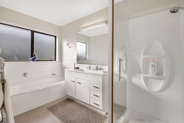 Photo of property in 16 Seamount Drive, Red Beach, 0932