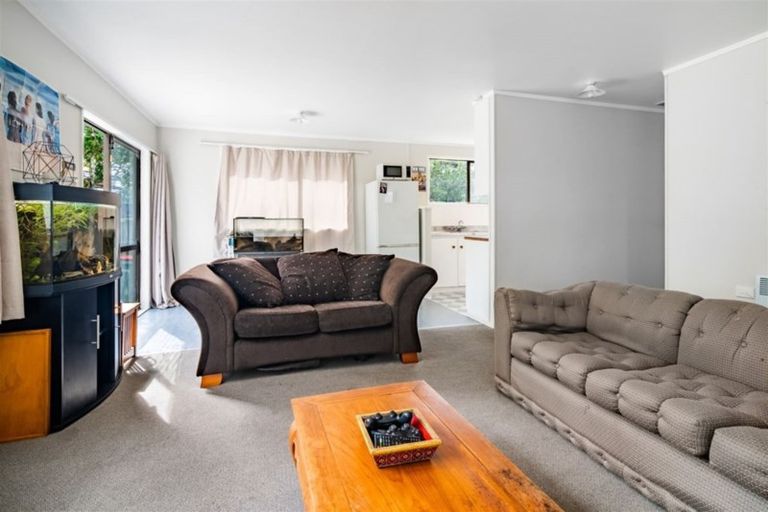 Photo of property in 90 Kemp Road, Massey, Auckland, 0614