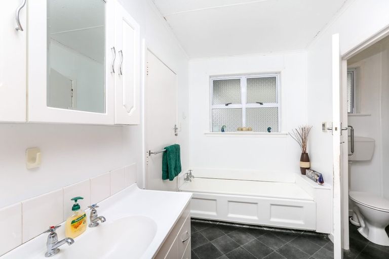 Photo of property in 20 Mace Terrace, Oakura, 4314