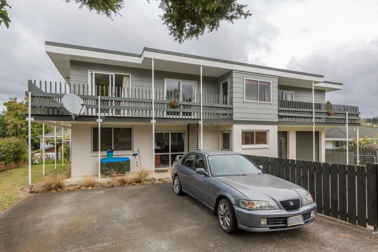 Photo of property in 35 Kemp Road, Massey, Auckland, 0614
