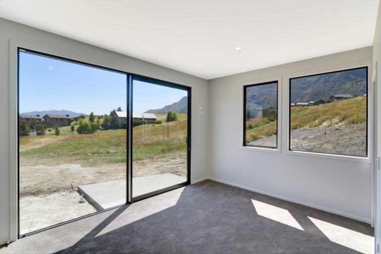Photo of property in 16 Kinross Lane, Jacks Point, Queenstown, 9371