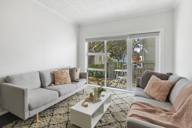 Photo of property in Kingsgate Flats, 10 Austin Street, Mount Victoria, Wellington, 6011