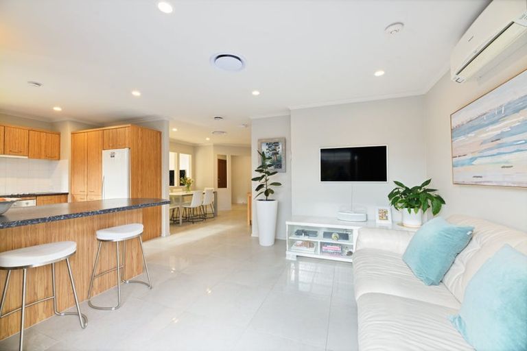 Photo of property in 15 Graven Court, Henderson, Auckland, 0612