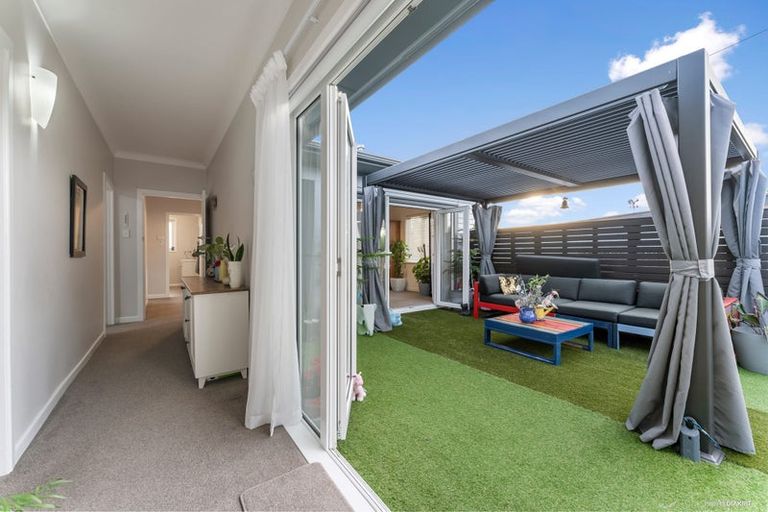 Photo of property in 36 Savoy Road, Glen Eden, Auckland, 0602