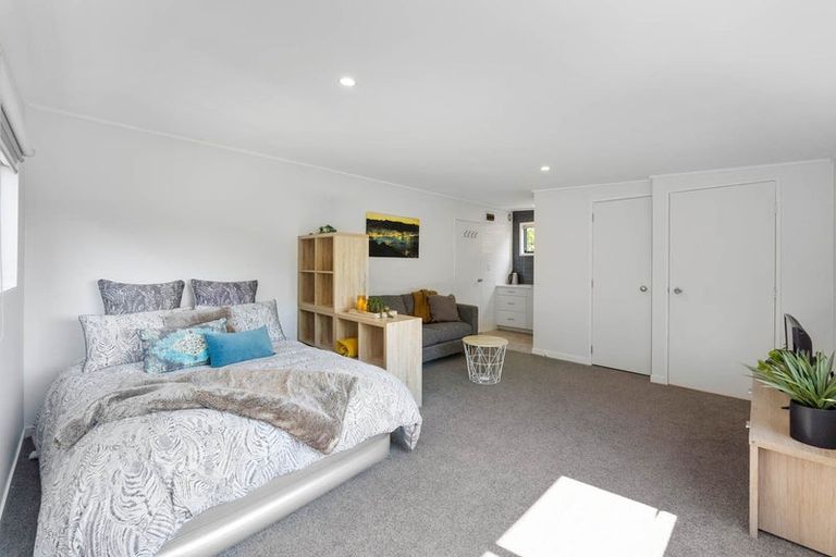 Photo of property in 10 Latham Road, York Bay, Lower Hutt, 5013