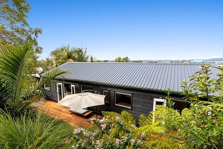 Photo of property in 141 Matipo Road, Te Atatu Peninsula, Auckland, 0610